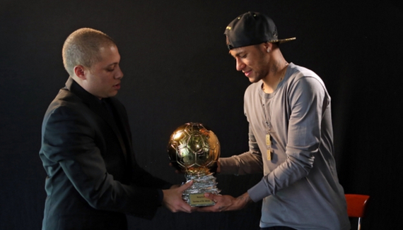 尤文全队和球迷一起出现在登机口，斯帕莱蒂和球迷们友好互动