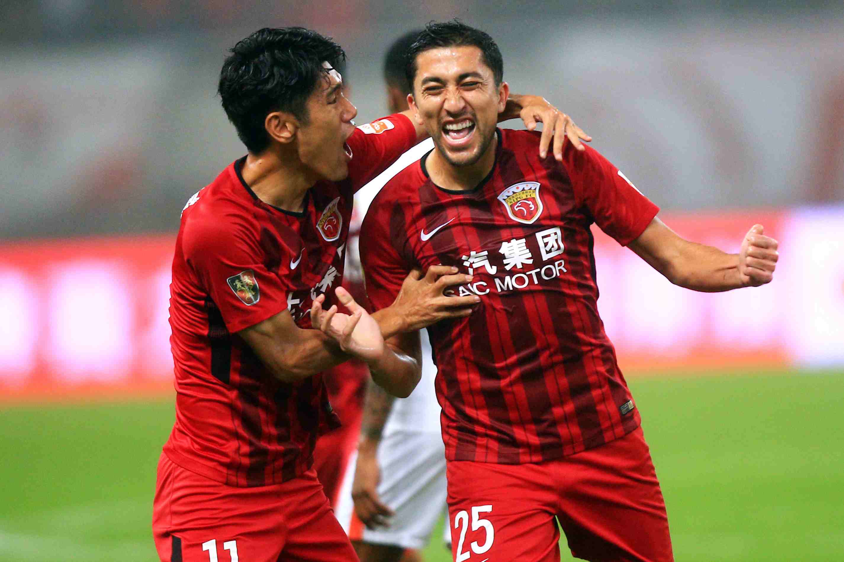 记者：皇马今天训练维尼修斯与姆巴佩长时间与教练组进行沟通