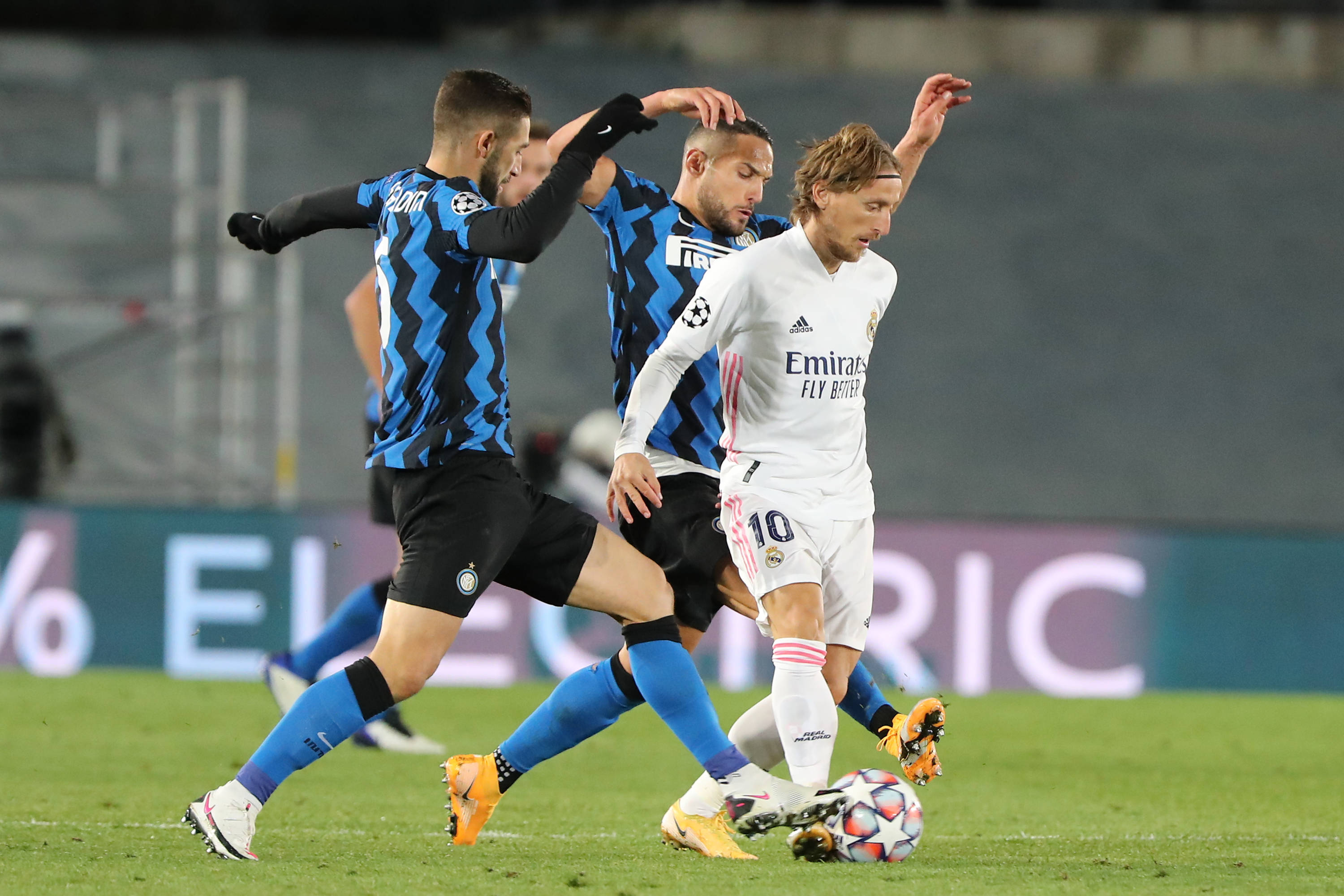 中超：上海海港主场4-1大胜深圳