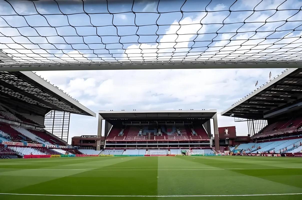 纽卡斯尔新援前锋表现不佳，转会费花销巨大，球队成绩欠佳。