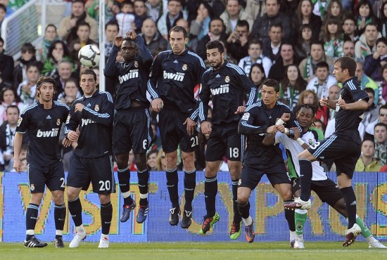 皇马双星闪耀圣马梅斯！库尔图瓦姆巴佩演绎不可阻挡与不可动摇