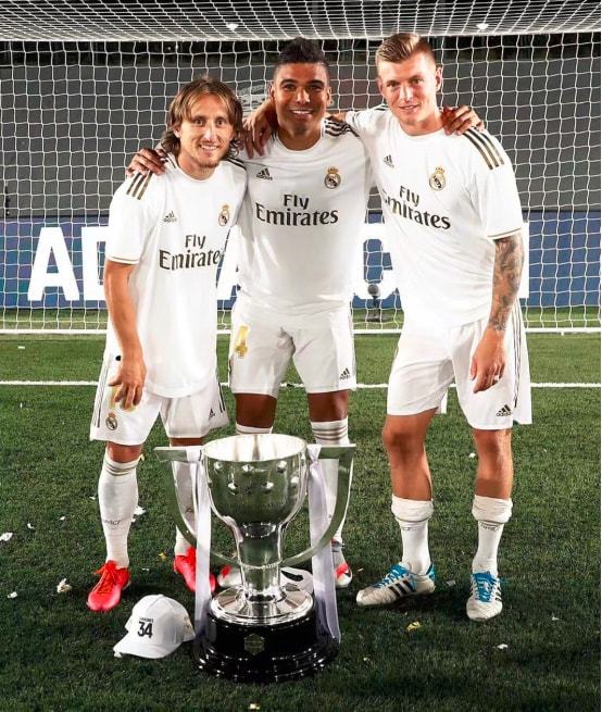 不和谐，太阳报：拜仁球迷在赛前与现场警察和安保发生冲突